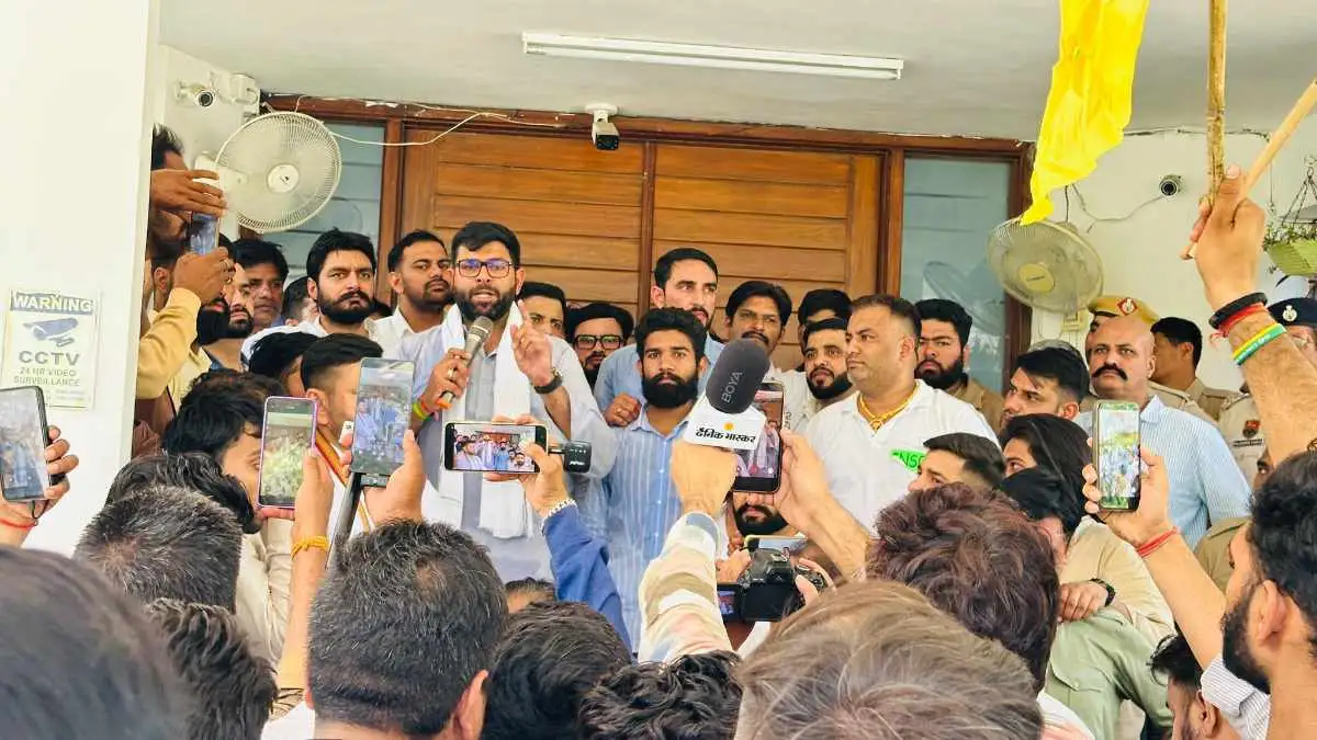 GJU में हाई वोल्टेज ड्रामा: कुलपति ने भागकर बचाई जान, दिग्विजय चौटाला बोले- 'लड़कों के बीच महिला पुलिस क्यों?'